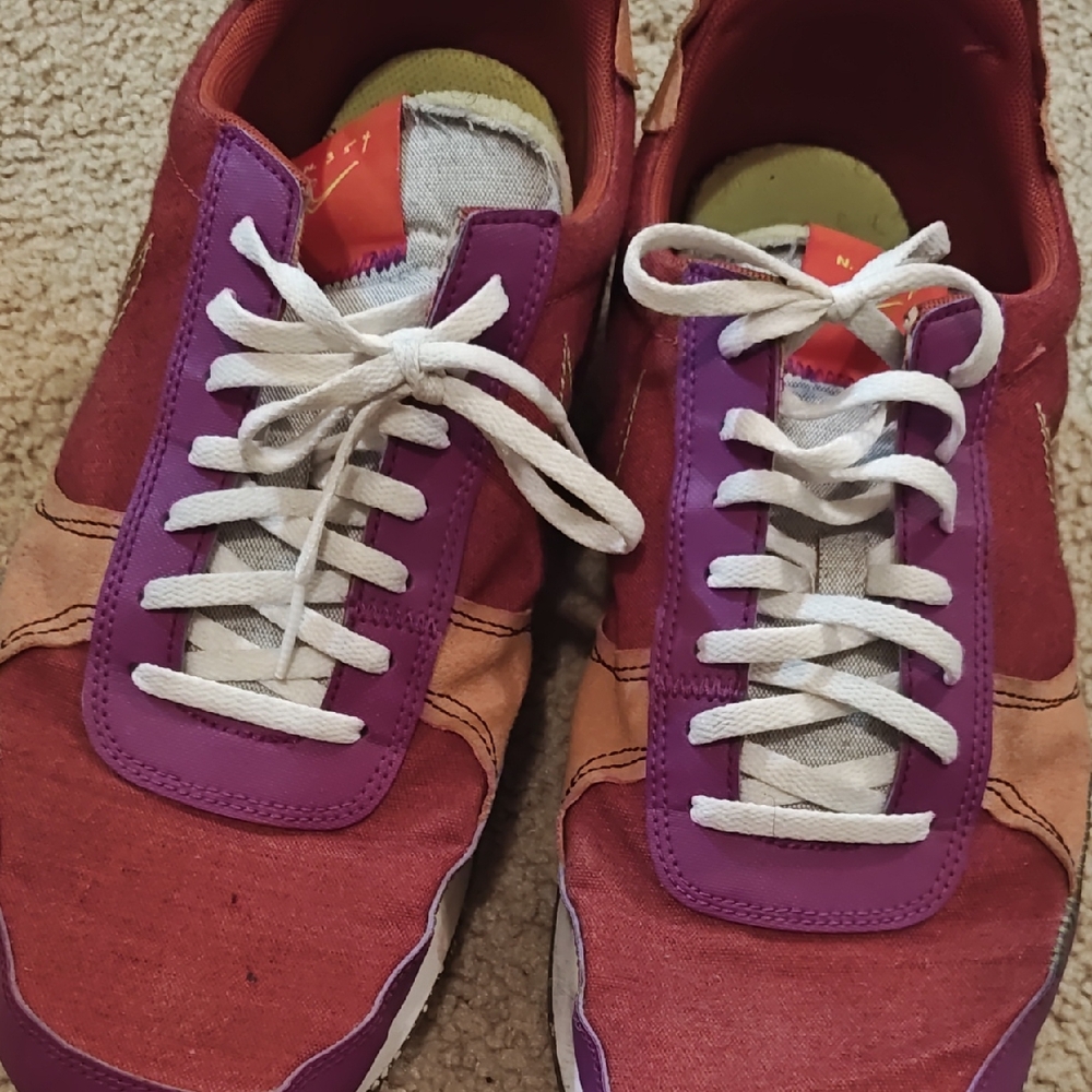 Nike Multicolor Low-Top Sneaker with Lime and Pink Accents N.354